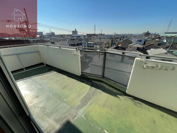 バルコニー(外からの目が気にならないバルコニーで洗濯物が干せます)