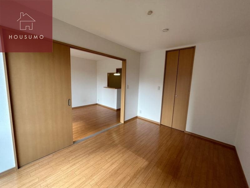 物件内観写真7　(開放的な寝室です)