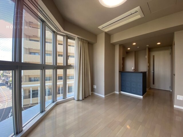 物件内観写真4　(ゆったりとした居間です)