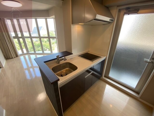 物件内観写真7　(広くて明るい寝室)