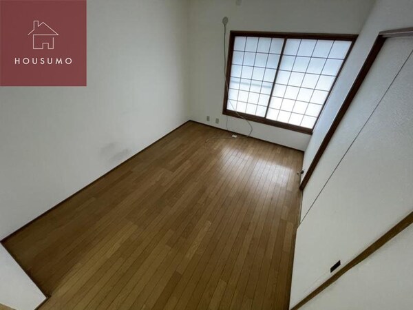 居室(こちらの居間で趣味の時間をお楽しみください)
