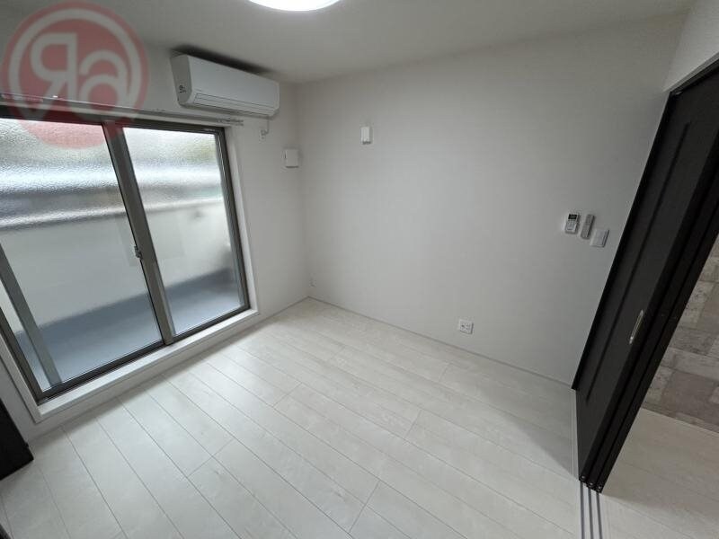 物件内観写真7　(広くて明るい寝室)