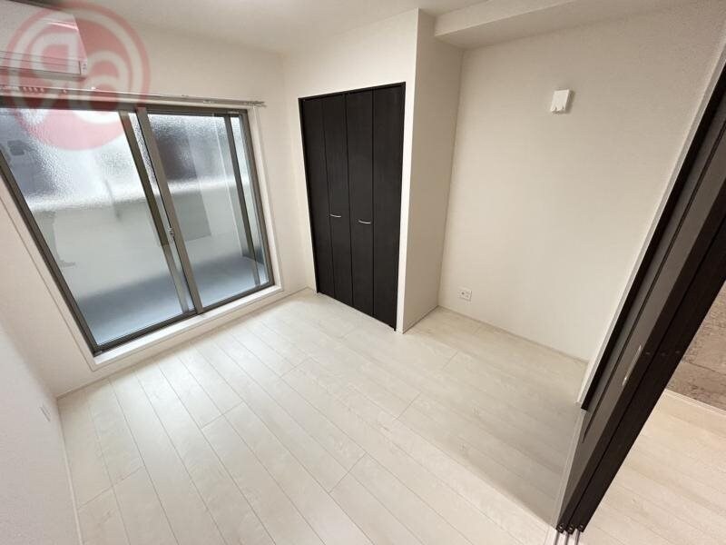 物件内観写真7　(広くて明るい寝室)