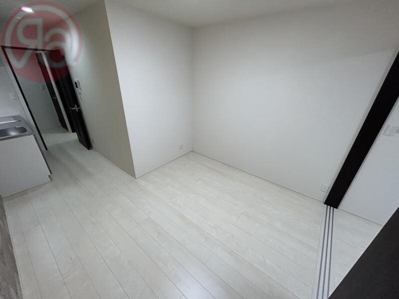 物件内観写真23　(開放的な寝室です)