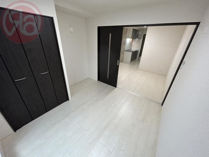 物件内観写真25　(広くて明るい寝室)