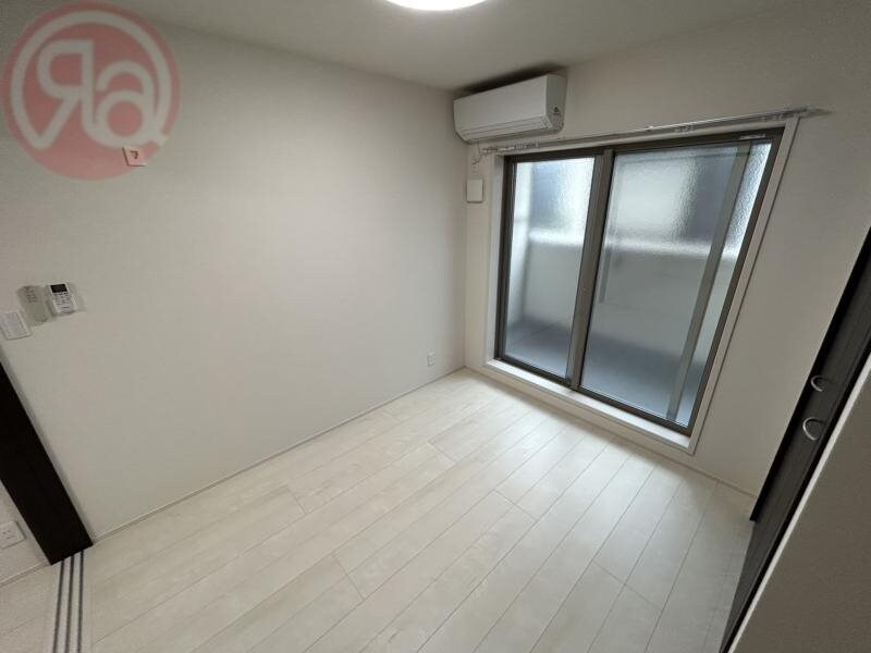 物件内観写真29　(落ち着いた色調の寝室です)