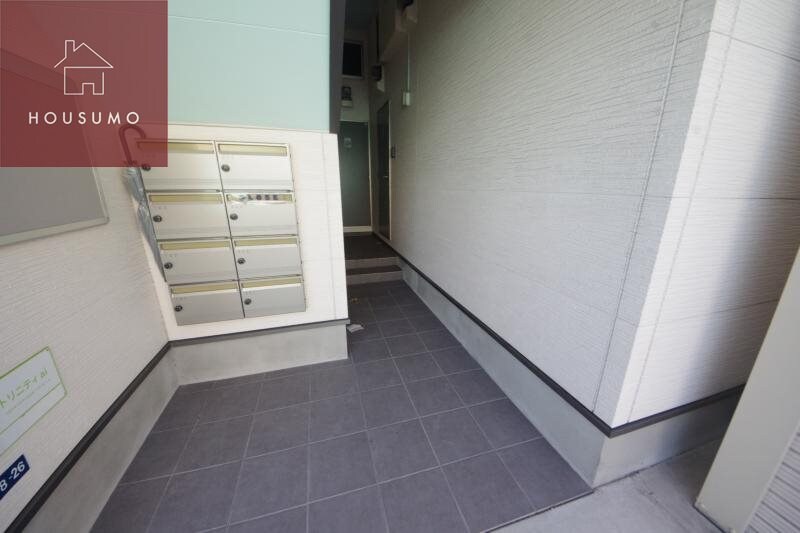 物件外観写真3　(ゆとりのあるエントランスです)