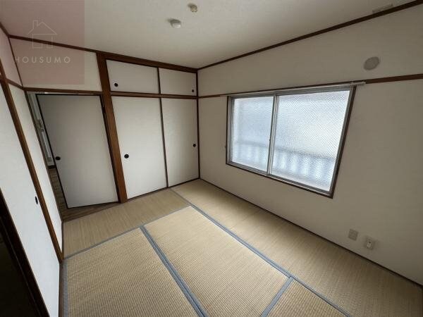 物件内観写真8　(広くて明るい寝室)