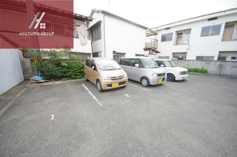 物件外観写真3　(駐車場完備です)
