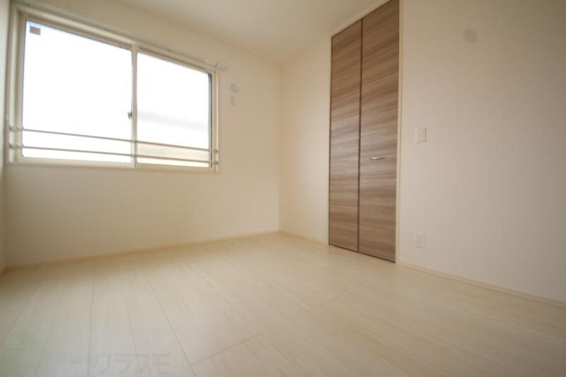 物件内観写真11　(落ち着いた色調の寝室です)