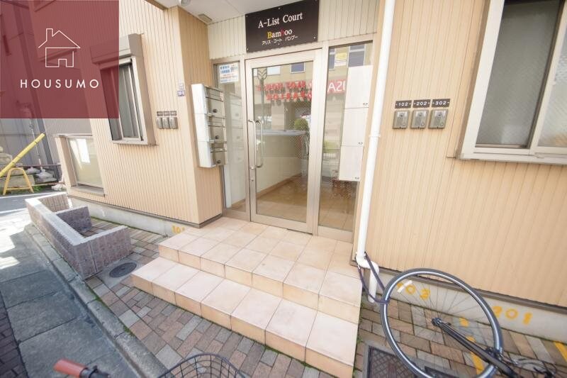 物件外観写真3　(ゆとりのあるエントランスです)