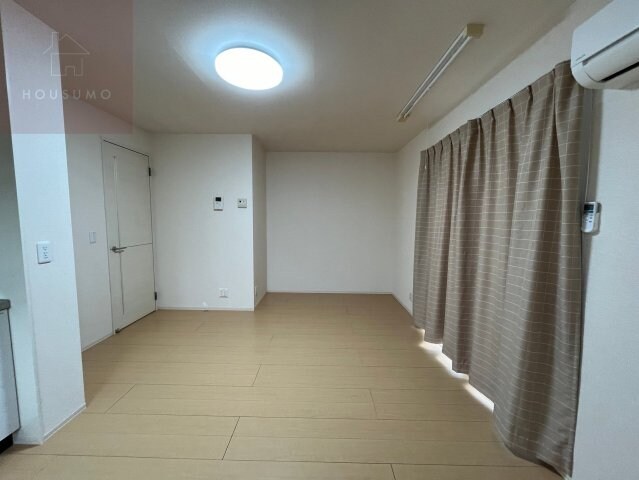 物件内観写真6　(こちらの居間で趣味の時間をお楽しみください)