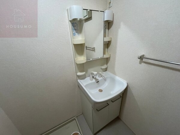 独立洗面台(独立洗面台、小物を置くことができて便利です)