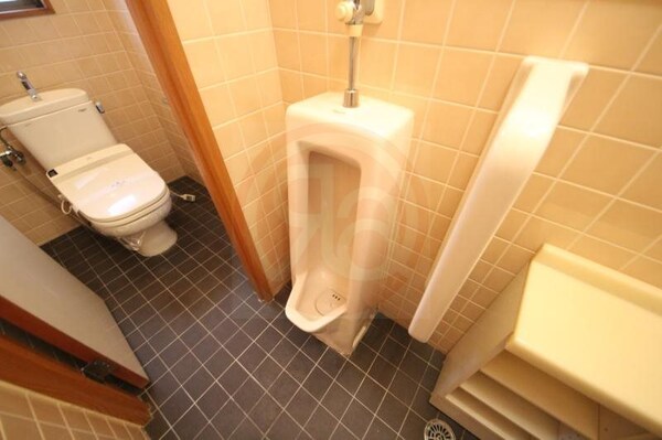 トイレ(落ち着いた色調のトイレです)