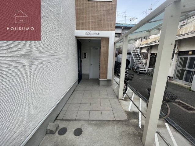 物件外観写真2　(毎日通るエントランスはこのようになっています)