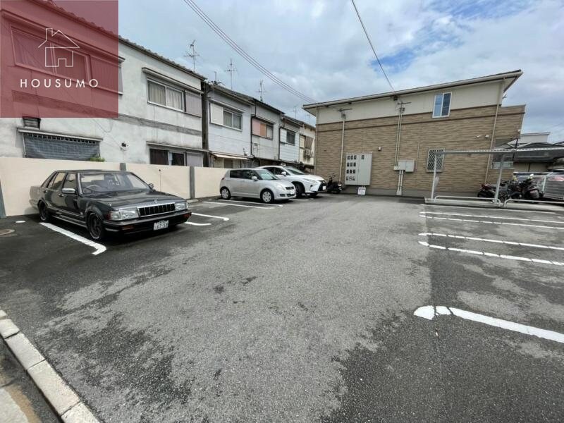 物件外観写真2　(駐車スペースもあります)