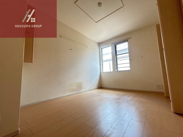 物件内観写真8　(個人の部屋や寝室として使える洋室です)