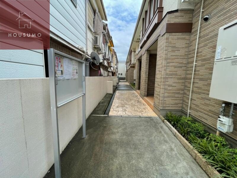 物件外観写真3　(ゆとりのあるエントランスです)