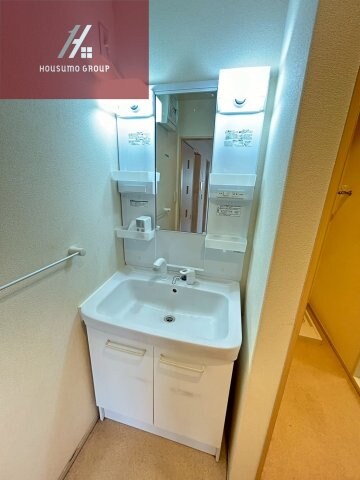 物件内観写真17　(独立洗面台、小物を置くことができて便利です)