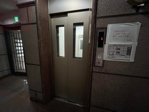 建物設備(清潔なロビーです)