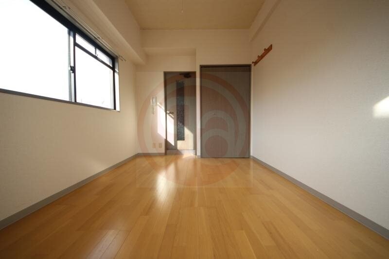 物件内観写真8　(個人の部屋や寝室として使える洋室です)