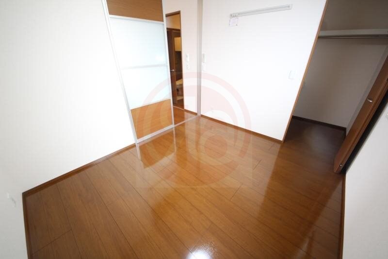 物件内観写真13　(明るい洋室です)