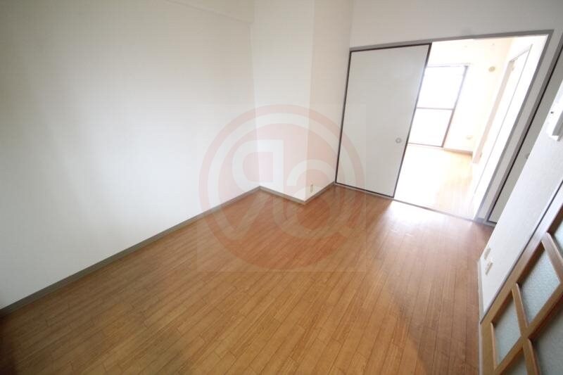 物件内観写真5　(こちらの居間で趣味の時間をお楽しみください)