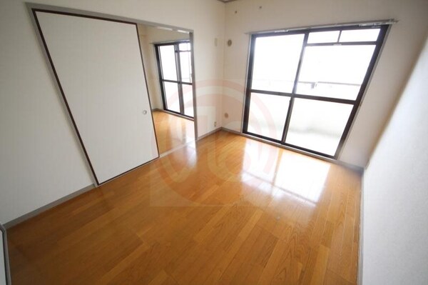 洋室(落ち着いた色調の洋室です)