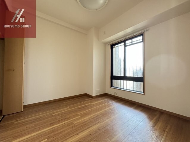 物件内観写真28　(明るい洋室です)