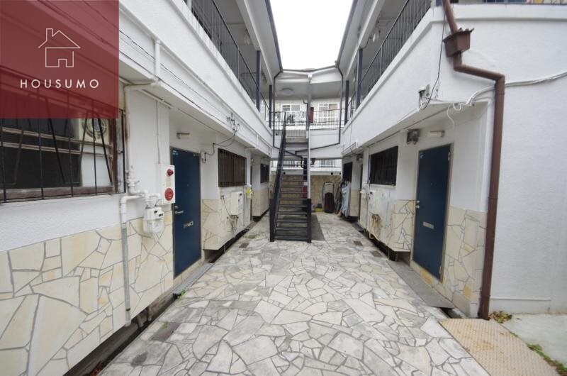 物件外観写真2　(ゆとりのあるエントランスです)