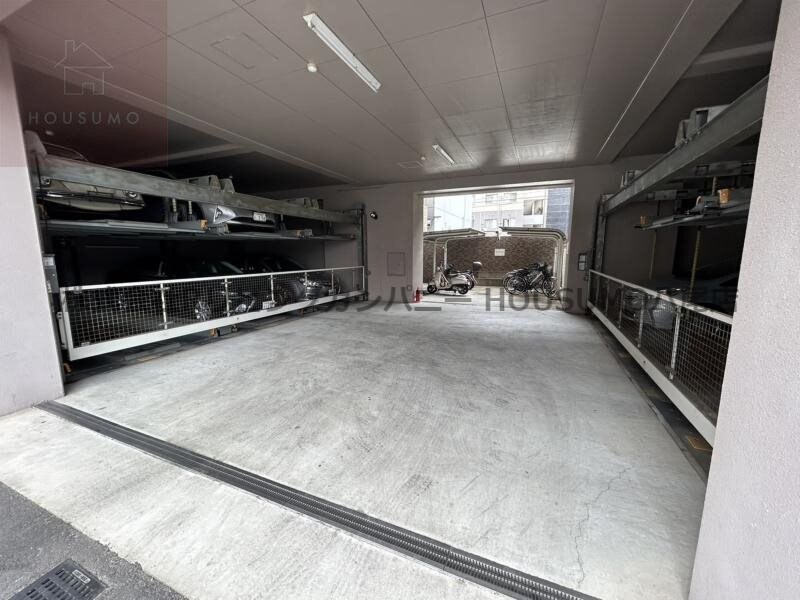 物件外観写真2　(駐車場があるので、車を買う予定の方も安心です)