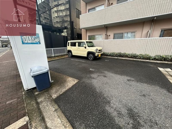 駐車場(車をお持ちの方に嬉しい駐車場付きの物件です)