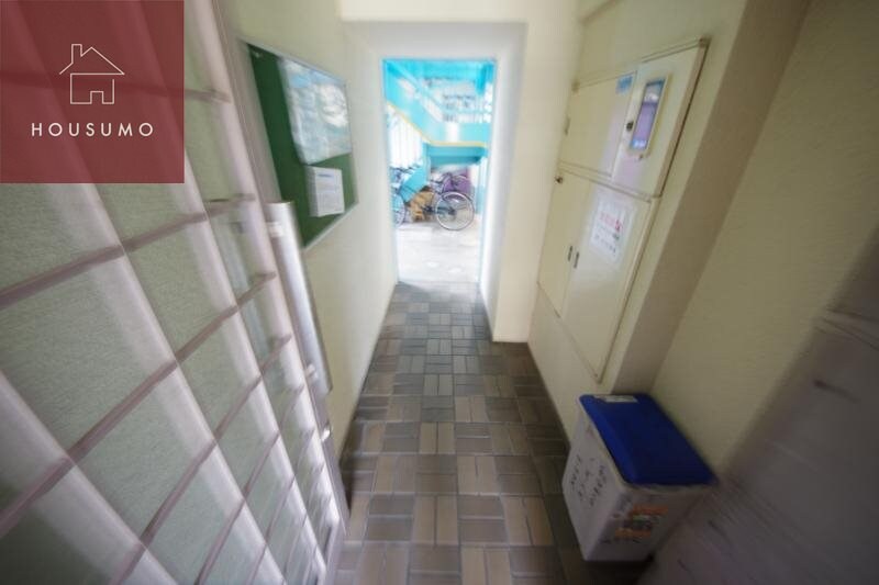 物件外観写真2　(落ち着いたエントランスです)