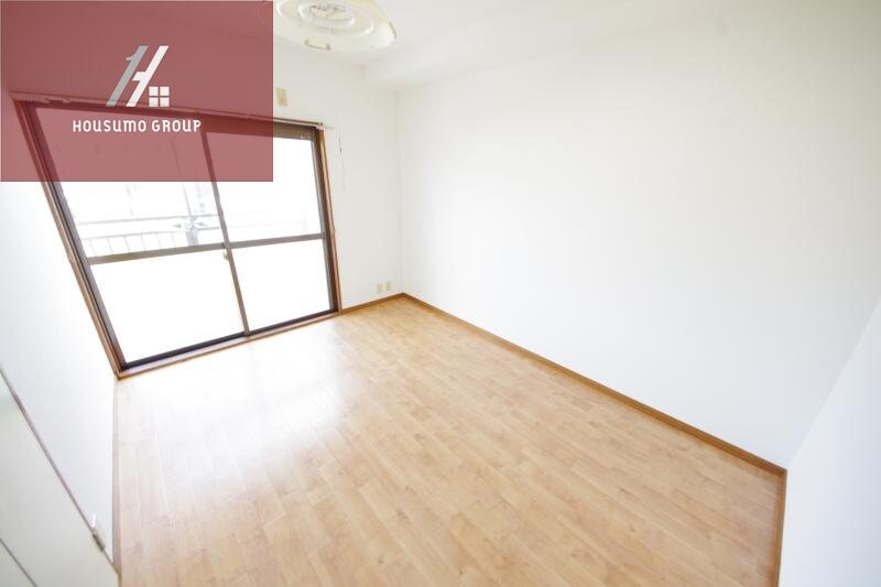 物件内観写真7　(落ち着いた色調の洋室です)