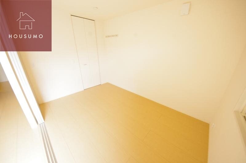 物件内観写真8　(広くて明るい寝室)