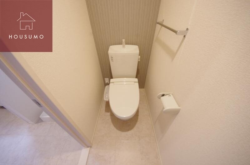 物件内観写真9　(落ち着いた色調のトイレです)