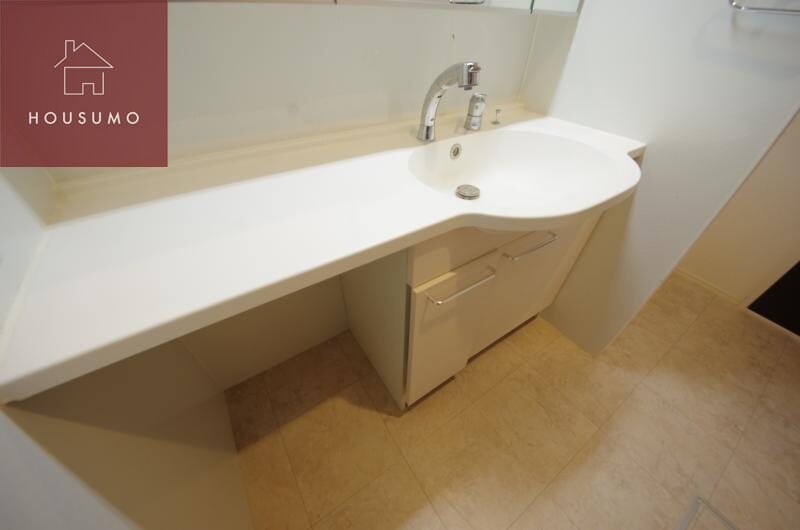 物件内観写真24　(朝の支度にも助かる、独立の洗髪洗面化粧台)