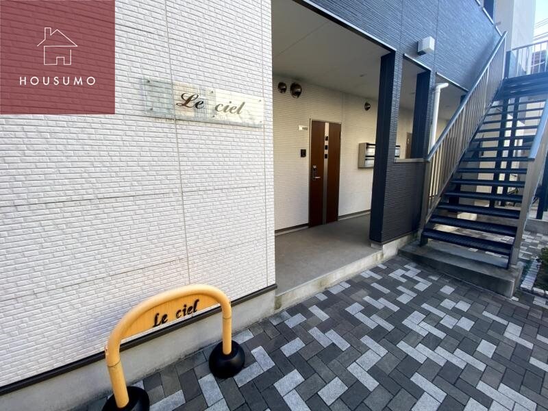 物件外観写真3　(清潔なエントランスです)