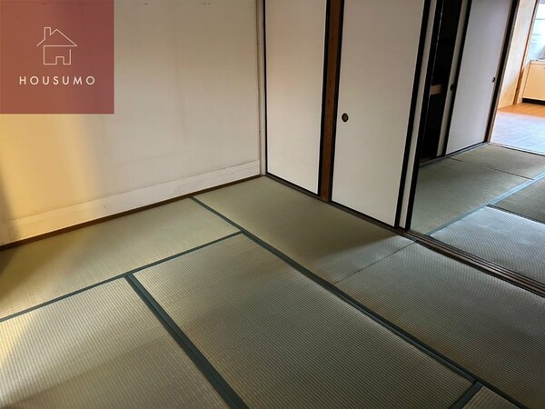 和室(畳の上でゆっくりとくつろげる和室です)