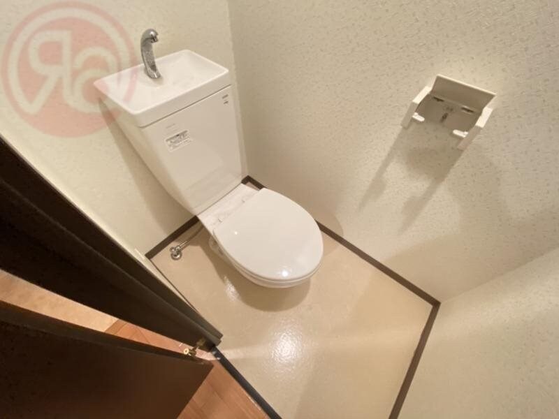 物件内観写真9　(ゆったりとした空間のトイレです)