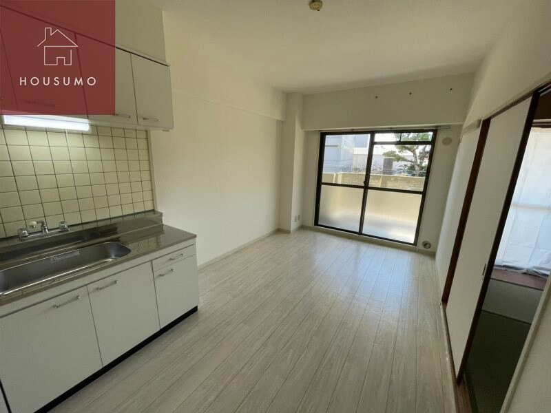 物件内観写真5　(こちらの居間で趣味の時間をお楽しみください)