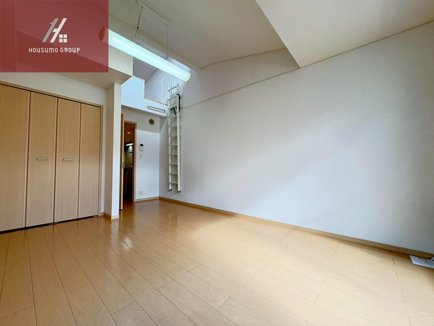 物件内観写真5　(明るい色調の室内です)