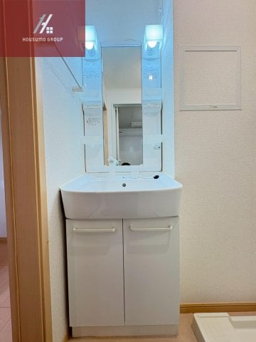 物件内観写真9　(広い洗面スペース)