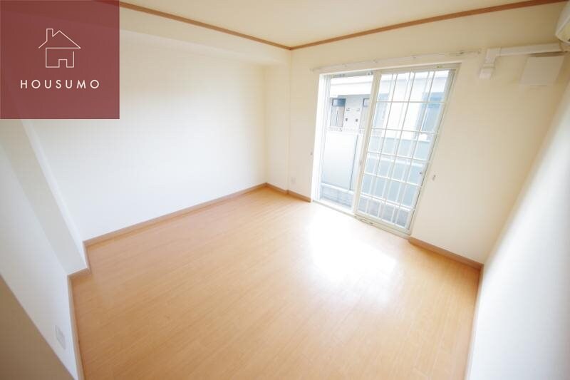 物件内観写真4　(ゆったりとした居間です)