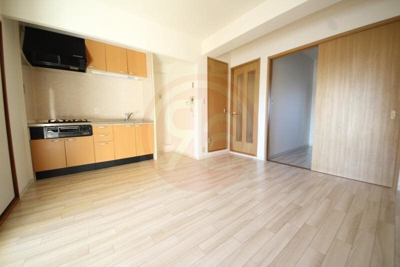 物件内観写真5　(こちらの居間で趣味の時間をお楽しみください)