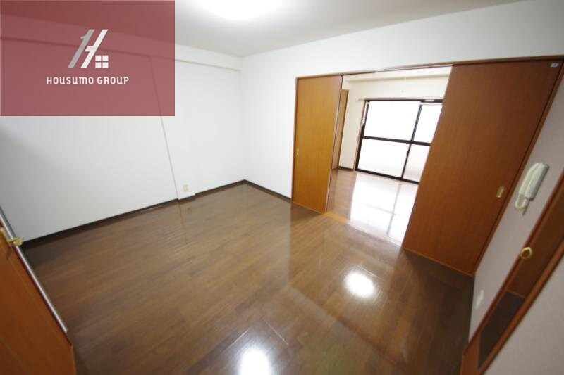 物件内観写真5　(こちらの居間で趣味の時間をお楽しみください)