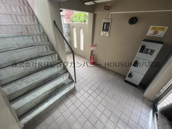 物件外観写真2　(建物の内部です)