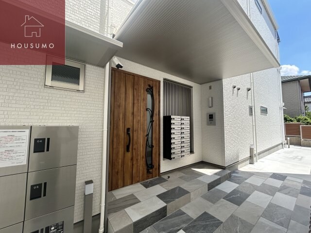 物件外観写真2　(清潔なエントランスです)