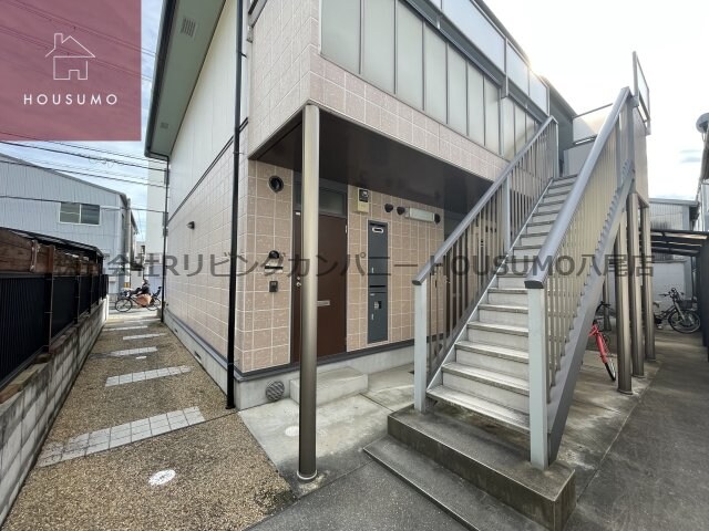 物件外観写真2　(落ち着いたエントランスです)