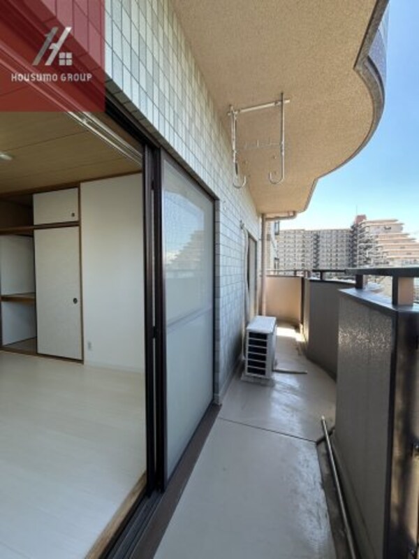 バルコニー(開放的で明るい空間を演出してくれるバルコニーです)